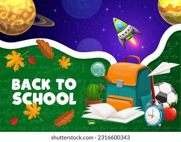 Afiche educativo, planetas espaciales y cohetes con mochila escolar en tablero de vectores escolares. Cartel de regreso a la escuela con libros de clase para estudiantes y hoja de otoño en pizarra verde con planetas galaxicos