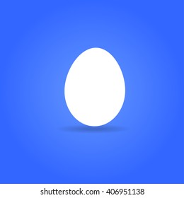 Ícone Egg. Estilo de design plano ovo inteiro branco no fundo azul