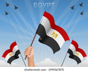 Banderas de Egipto ondeando bajo el cielo azul