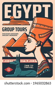 Cartel vectorial retro de recorridos de Egipto, antigua cultura egipcia descubre carta vintage con la reina Nefertiti, el dios egipcio de la muerte Anubis, Horus y esfinge con pirámides. Viajes, historia y religión