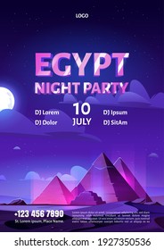 Volante de caricaturas de la fiesta nocturna de Egipto con pirámides brillantes en desierto oscuro con luna. Invitación al entretenimiento de estilo egipcio, discoteca con actuación musical dj, ilustración vectorial, afiche publicitario