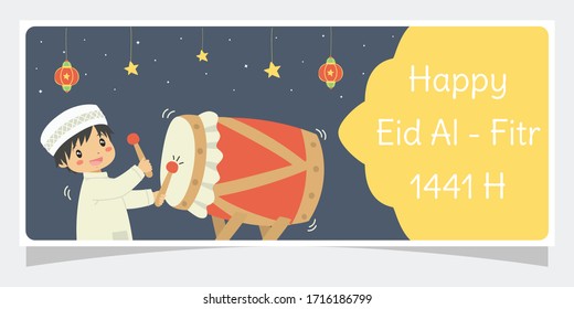 Diseño vectorial de banner Eid Al - Fitr 1441 H. Pancarta de Eid al - putr con un lindo muchacho musulmán golpeando bedug rojo, decorado con coloridas linternas y estrellas, aislado en un fondo azul.