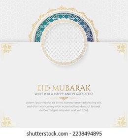 Eid Mubarak Golden Luxury Islamic Social Media Post mit arabischen Stilmustern und Foto-Frame