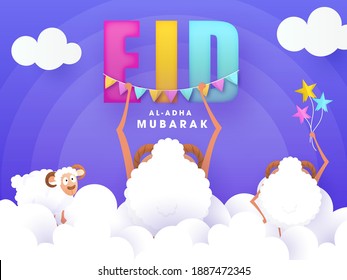 Eid-Al-Adha Mubarak Mensajes de texto con dibujos animados de tres ovejas y nubes cortadas de papel decorados con fondo azul.