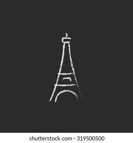 Torre Eiffel dibujada a mano en tiza sobre un icono blanco vectorial de pizarra aislado en un fondo negro.