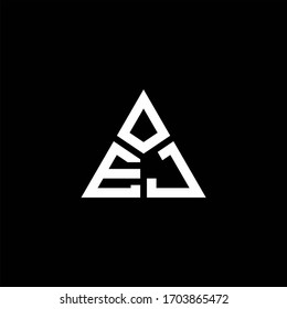 Logotipo de monograma EK con forma de 3 piezas aislada en una plantilla de diseño triangular