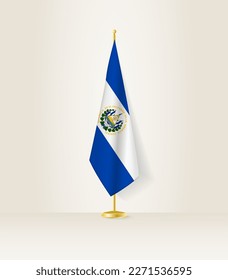 Flagge von El Salvador auf einem Flaggenstand. Vektorgrafik.