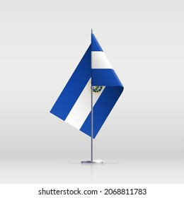 Símbolo del estado de la bandera de El Salvador aislado en una bandera nacional de fondo. Tarjeta de saludo Día Nacional de la Independencia de la República de El Salvador. Cartel de ilustración con bandera de estado realista.