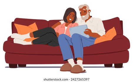 Personajes De Pareja De Ancianos Inmersos En La Película En Un Sofá Acogedor, Mirando Alegremente En La Tableta, Abrazando La Tecnología Moderna Para El Entretenimiento Compartido En La Comodidad De Su Hogar. Ilustración vectorial de personas de dibujos animados