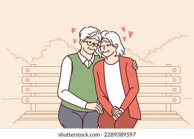 La pareja de ancianos enamorada se sienta en el banco del parque abrazándose y disfrutando de una feliz vida familiar. Relación entre el hombre mayor y la mujer enamorado sentándose abrazándose y divirtiéndose del retiro.