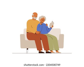 La pareja de ancianos se sienta en el sofá y descansa. Hombre mayor y mujer leyendo el libro juntos en casa. Autocuidado y concepto de ocio para personas maduras. Ilustración del vector