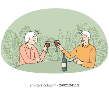 Pareja anciana sentada en la mesa bebiendo vino juntos. Un viejo y una mujer sonrientes disfrutan de citas en un restaurante. El amor y las relaciones no tienen edad. Ilustración vectorial.