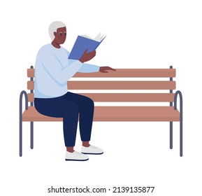 Hombre mayor con libro relajante en banco de color semiplano de carácter vector. Sentado. Persona de cuerpo entero sobre blanco. Ilustración simple de estilo de dibujos animados para diseño gráfico web y animación