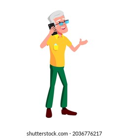 Hombre Mayor Hablando En Un Vector Al Aire Libre De Smartphone. Feliz Conversación De Pensionistas En Smartphone, Divertida Conversación Y Comunicación En Gadget Electrónico Digital. Ilustración de caricatura plana de caracteres