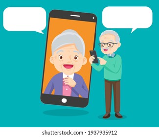 Ancianos hablando, charlando, enviando mensajes, chismoreando sobre temas de redes sociales. Comunicación de pareja de ancianos con teléfonos inteligentes, videollamadas. Abuela y abuelo con smartphone.