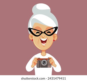 
Mujer mayor sosteniendo un personaje de dibujos animados vectorial de cámara retro. Señora mayor sintiéndose nostálgica sosteniendo una cámara de fotos analógica
