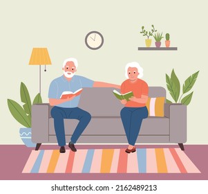 Mujer mayor y hombre sentados en el sofá con libros en la sala de estar. Ilustración de estilo plano vectorial