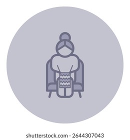 Mulher idosa sentada confortavelmente em cadeira com trabalho de tricô. Conceito de passatempo e aposentadoria