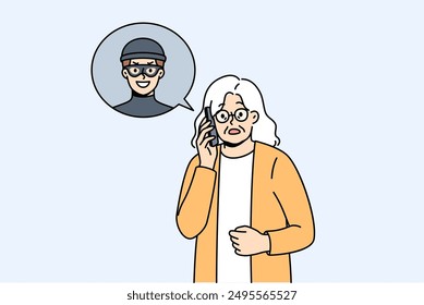 Mujer anciana hablando con un estafador telefónico que está tratando de averiguar la Contraseña de Cuenta bancaria. El estafador telefónico llama a la abuela, intimidando y obligando a proporcionar información personal o utilizando chantaje