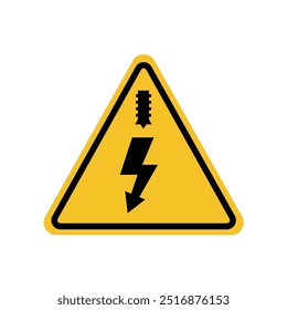 Cable eléctrico delante de la señal de tráfico con el tablero amarillo del triángulo. Conveniente para el icono del cartel y del Web