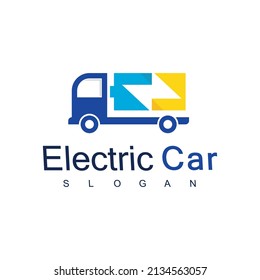 Logotipo de coche eléctrico con icono de enchufe y símbolo del tornillo