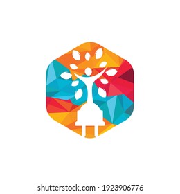 Diseño del logotipo del cable eléctrico y del vector del árbol humano. Concepto del logo de la energía verde.