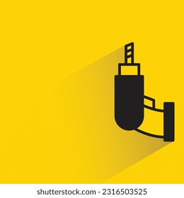 perforación eléctrica con sombra sobre fondo amarillo