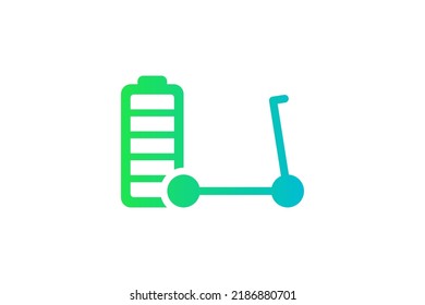 Icono de gradiente verde del indicador de energía de la batería completamente cargado con patines eléctricos. Símbolo del cargador del acumulador de transporte eléctrico. Electro cargando e-scooter. Signo de recarga de transporte ecológico