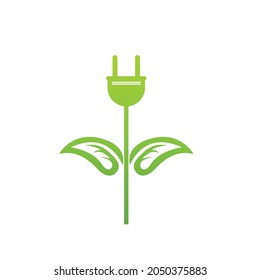 elektrischer Stecker mit grünen Blättern. Grünes innovatives Konzept für erneuerbare Energien. Einzelbild