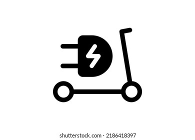 Icono de la motocicleta eléctrica. Contorno de la motocicleta electrónica de patada eléctrica de cable negro y símbolo de carga de enchufe. Concepto del logotipo de un vehículo electrónico ecológico. Ilustración de los pasos de transporte EV con batería de vectores