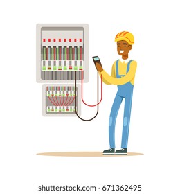 Ingeniero eléctrico que mide la salida de voltaje en la caja de fusibles, hombre eléctrico que realiza obras eléctricas vectorial Ilustración