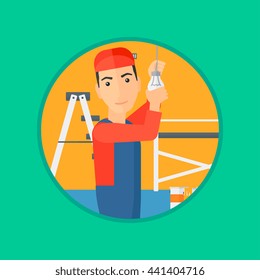 Ein Elektriker dreht eine Glühbirne. Ein Elektriker, der Licht in einer Wohnung installiert. Elektrische Wechsellampe Vektorflache Design-Illustration im Kreis einzeln auf Hintergrund.