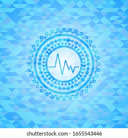 icono del electrocardiograma dentro del emblema azul cielo con fondo de mosaico triangular