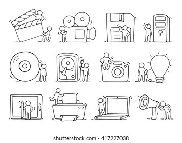 Iconos electrónicos conjunto de boceto que trabajan pequeñas personas con la computadora, la cámara. Doodle adorables escenas miniatura de trabajadores con gadgets. Dibujo manual de ilustraciones vectoriales para el diseño tecnológico.