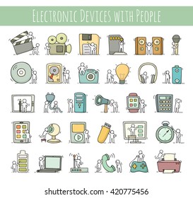 Elektronische Symbole Set von Skizze arbeiten kleine Leute mit Computer, Kamera. Doodle süße Miniatur-Szenen von Arbeiter mit Gadgets. Handgezeichnete Vektorgrafik für Technologiedesign.