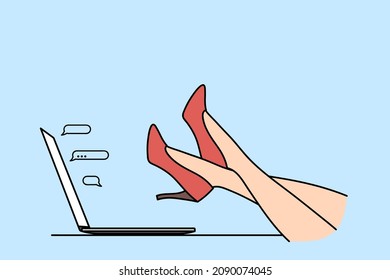 Elegancia y moda en el concepto de trabajo. Pies en tacones rojos altos relajándose en el teclado de un portátil con burbujas de chat de la ilustración del vector de pantalla