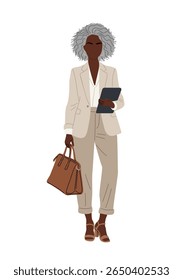Mulher idosa negra elegante de terno bege segurando tablet e bolsa, de pé de comprimento total. Caráter profissional maduro elegante isolado no branco. Perfeito para temas de negócios e estilo de vida.