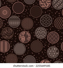 Elegante vectores de muestra de tela sin fisuras. Formas de burbuja con patrones geométricos en el interior. Motivos asiáticos en círculos. Fondo de textura inclinado. Diseño de envoltura de caramelos.