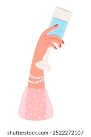 Mão feminina elegante em rosa com bebida em vidro. Ilustração vetorial em estilo plano