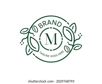 Elegante diseño de logotipo floral con letra M. Vector