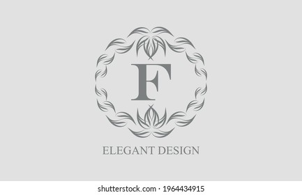 Elegante monograma floral con exquisitos elementos. Plantilla para invitaciones, etiquetas, signos comerciales. Ornamento vintage con letra caligráfica F.