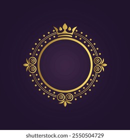 Elegante emblema circular de ouro com motivos florais coroa e padrões intrincados no fundo roxo escuro