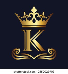 Elegante letra de ouro K com coroa real e espirais intrincados em um fundo luxuoso escuro