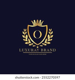 Elegante logotipo de marca de lujo de oro con corona y emblema de Laurel sobre fondo oscuro