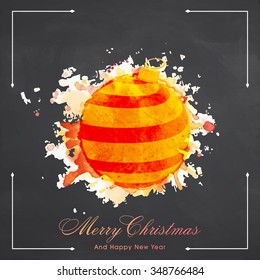 Elegante diseño de tarjetas de felicitación con creativo grungy Xmas Ball sobre fondo de pizarra para Feliz Navidad y Feliz Año Nuevo.