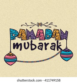 Elegantes Grußkartendesign mit kreativem, bunten Text Ramadan Mubarak und hängenden Lampen auf grauem Hintergrund.