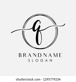 Elegant Initial Letter Q Simple Logo Typeface Sign Symbol Icon Vector