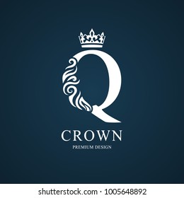 Carta elegante Q con corona. Gracioso estilo real. Logo hermoso caligráfico. Emblema pintado para el diseño de libros, marca, tarjeta de visita, Restaurante, Boutique, Hotel. Ilustración del vector