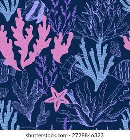 Elegante patrón sin fisuras con corales, algas y criaturas submarinas, conchas marinas y peces. Ilustración vectorial dibujada a mano.