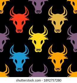 Elegantes, nahtloses Muster mit Ox zodiac Symbolen des chinesischen Neujahrs, Design-Element. Kann für Einladungen, Karten, Druck, Geschenkverpackung, Herstellung, Textilien, Gewebe, Wallpaper verwendet werden. Zodiakthema 2021